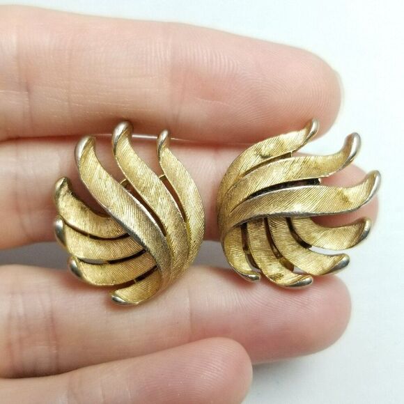 Vintage Crown Trifari Gold Tone Wave Shape Clip On Earrings, Retro Estate Signed - Picture 1 of 8